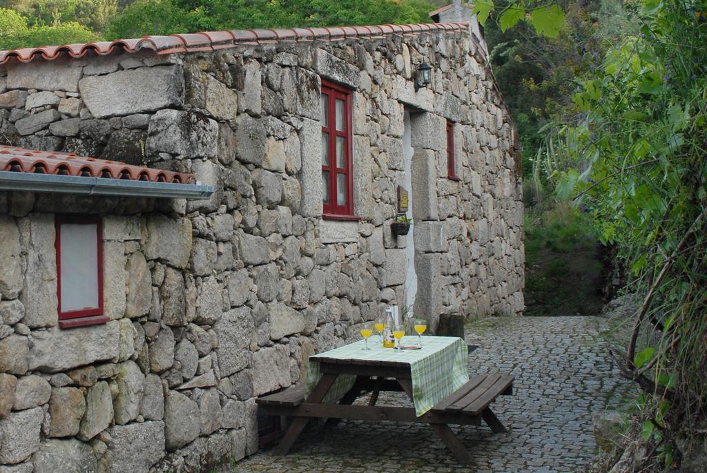 Gasthaus Casas Da Ribeira Seia Exterior foto